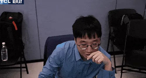 在AL打出前期优势后,Tabe教练激动高举双手和旁人沟通